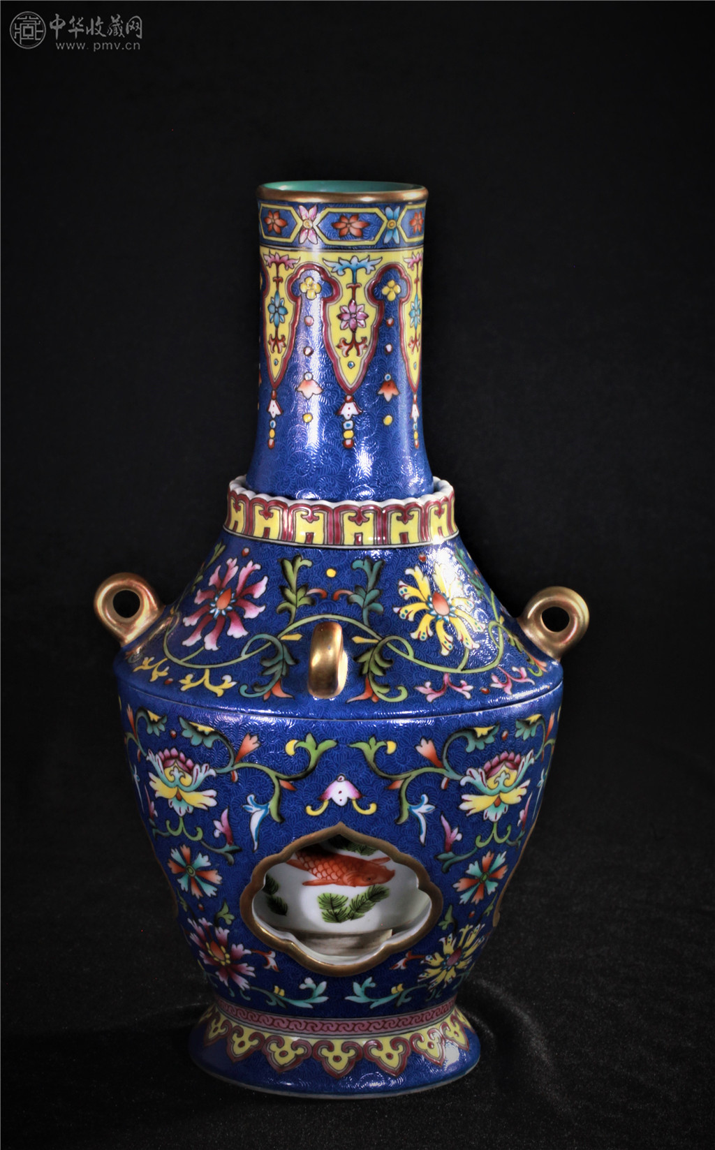 (清乾隆) 磁胎洋彩青地金花魚(yú)遊轉(zhuǎn)心瓶